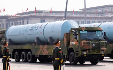 台湾政策は米国に対抗する戦略の一環でもある(2025年9月3日、北京の軍事パレードで公開された「巨浪(JL)3」ミサイル)=ロイター