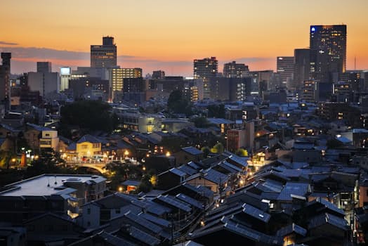 戦中の空襲を免れ古い町並みが残る金沢。夕暮れ時、ライトアップされた浅野川大橋を北鉄バスが通る=小園雅之撮影 戦中の空襲を免れ古い町並みが残る金沢。夕暮れ時、ライトアップされた浅野川大橋を北鉄バスが通る=小園雅之撮影