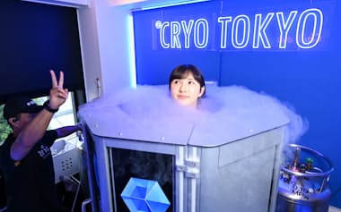 アイスサウナを利用する藤村奈那衣さん(東京都港区のクライオ東京)