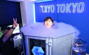 アイスサウナを利用する藤村奈那衣さん(東京都港区のクライオ東京) アイスサウナを利用する藤村奈那衣さん(東京都港区のクライオ東京)