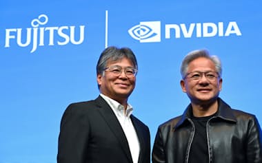 説明会で記念撮影に応じたエヌビディアのジェンスン・ファンCEO(右)と富士通の時田隆仁社長(3日午前、東京都千代田区)