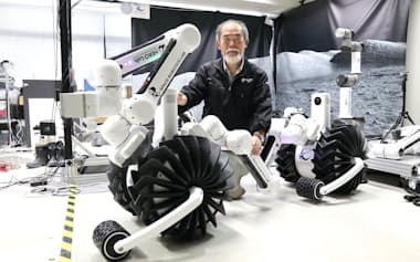 東北大の吉田教授とAI月面ロボット「MoonBot」(1日、仙台市)