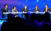 9月27日、自民党総裁選の討論イベントに臨む(右から)小林元経済安保相、茂木前幹事長、林官房長官、高市前経済安保相、小泉農相=東京都世田谷区
