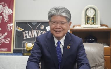 開地頭取は「支店は増やさないが相談拠点は増やしたい」と話す(長崎市)