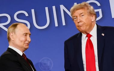 8月15日、ロシアのプーチン大統領㊧とトランプ米大統領は米アラスカで会談したが、ウクライナ和平へ打開策を見いだせなかった=ロイター