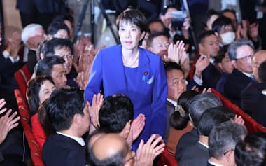 決選投票で自民党の新総裁に選出され、起立する高市早苗氏(4日、党本部)