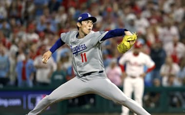 4日のフィリーズ戦でドジャース・佐々木は初セーブを挙げた=共同