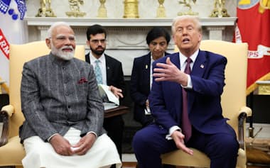 インドのモディ首相(左)がトランプ米大統領との関係改善を図る上で、国内の反米感情の高まりが立ちはだかる(2月、米ホワイトハウス)=ロイター