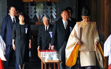 超党派の国会議員連盟「みんなで靖国神社に参拝する国会議員の会」の一員として参拝する高市早苗氏(左から2番目)=2014年8月、東京都千代田区