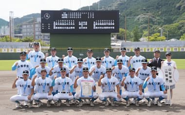 7イニング制の国民スポーツ大会を制し、記念写真に納まる山梨学院の選手たち=共同