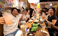 居酒屋それゆけ!鶏ヤロー!渋谷道玄坂店。取材当日はゲリラ豪雨による悪天候だったにもかかわらず、20代の若者を中心に盛況だった