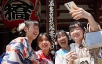 浅草寺を訪れた外国人観光客(東京都台東区)