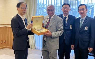 大分県の佐藤樹一郎知事㊧を表敬訪問したタイの国立マヒドン大学関係者(6日)