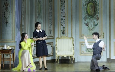 右からフィガロ役のファッシ、スザンナ役のコンラディ、伯爵夫人役のエリザベット・ミュラー©Kiyonori Hasegawa