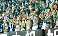 盛り上がるファイターズのファン(2023年7月、北海道北広島市のエスコンフィールドHOKKAIDO)