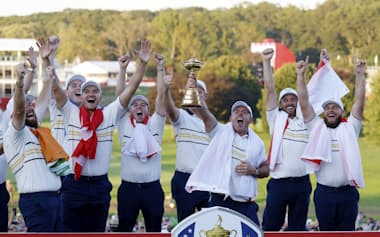 ライダーカップで勝利しトロフィーを手に喜ぶマキロイ(中央)ら欧州選抜の選手たち(9月28日)=ロイター