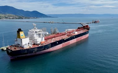 ブラジル国営石油ペトロブラスの出荷施設と石油タンカー(1月、同国南東部サンセバスチャン)=ロイター