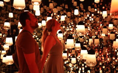 「呼応するランプの森」では光の色が変化する(7日、京都市南区)