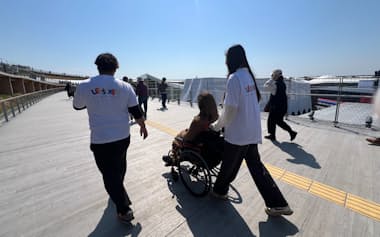 レッツエキスポは複数人で車椅子での来場者を支援する