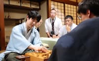 第73期将棋王座戦第4局で伊藤匠叡王(手前)を破り、対局を振り返る藤井聡太王座(7日、神奈川県秦野市)