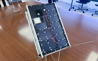 大分県の2社と日大が共同開発した地球低軌道環境観測衛星「てんこう2」(8日、大分県庁)