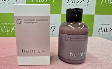 「ハルメク 薬用ウォータークリーミィ化粧水」はナノレベルまで小さくした油分を配合した(10月8日、東京都千代田区)