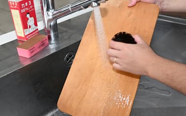 木製のまな板は、使用後に水とたわしで汚れを洗い流す=川崎 聡子撮影