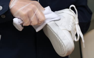 スニーカーの汚れはクロスにクリーナーをつけ「拭き洗い」して落とす=今村 幸祐撮影