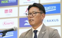 韓国との強化試合に臨むメンバーを選出し、記者会見する野球日本代表の井端監督(8日、東京都内)=共同
