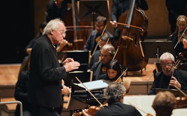 シャンゼリゼ管弦楽団を率いる指揮者のヘレヴェッヘ©Fabian Schellhorn/ Berliner Festspiele