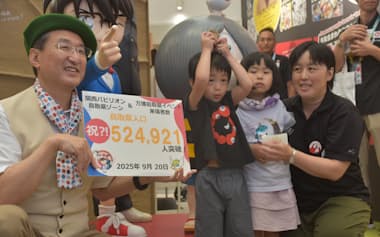 平井知事㊧は万博会場に20回訪れ鳥取の魅力を発信した