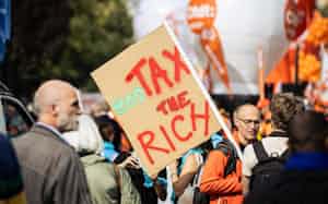 パリで2日に開かれた労組主導のデモ。参加者が「富裕層に課税を」と書かれたプラカードを掲げ、政府の緊縮財政方針に抗議した=AP パリで2日に開かれた労組主導のデモ。参加者が「富裕層に課税を」と書かれたプラカードを掲げ、政府の緊縮財政方針に抗議した=AP