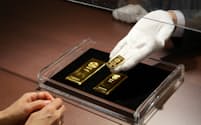 50グラムの金地金は指に乗るほどの大きさだが、ずっしりと重みがある