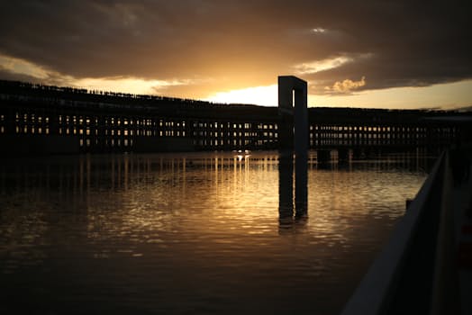 大阪万博の大屋根リング越しに見える夕日(9月21日、大阪市此花区) 大阪万博の大屋根リング越しに見える夕日(9月21日、大阪市此花区)