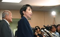 公明党の斉藤鉄夫代表との会談を終え、記者の取材に応じる自民党の高市総裁(10日、自民党本部)