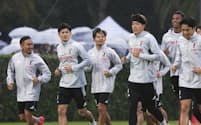 ブラジル戦に向け、調整する(左から)長友、谷口、久保ら日本代表(11日、千葉市内)=共同