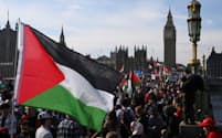 デモ参加者からはパレスチナ自治区ガザからのイスラエル軍の撤退など和平実現を求める声が上がった(11日、ロンドン中心部)=ロイター
