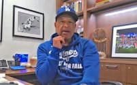 オンラインで記者会見するドジャースのロバーツ監督(11日)=共同