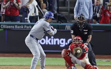 フィリーズとの地区シリーズ第1戦の五回、見逃し三振に倒れる大谷。この日は4三振を喫した(4日、フィラデルフィア)=共同