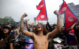 SNSの遮断をきっかけにしたネパールの反政府デモは、わずか2日でオリ政権を崩壊させた(9月9日、カトマンズ)=ロイター SNSの遮断をきっかけにしたネパールの反政府デモは、わずか2日でオリ政権を崩壊させた(9月9日、カトマンズ)=ロイター