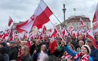 野党「法と正義」の抗議集会に参加した野党支持者(11日、ワルシャワ)