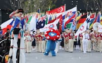大阪万博の閉幕日、フラッグパレードに参加するミャクミャクや旗手ら(13日、大阪市此花区)