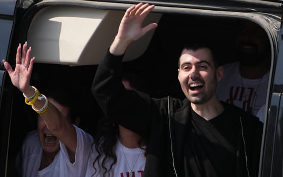 イスラエルの病院に到着し、手を振る人質だった男性(13日)=AP イスラエルの病院に到着し、手を振る人質だった男性(13日)=AP