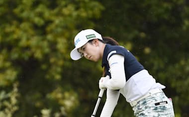 打つ瞬間、ボールを見ない打法で長尺パターを操り日本女子オープンを制した堀琴音=共同
