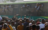 13日、イスラエルの拘束から解放され、住民に歓迎されるパレスチナ人囚人(ガザ)=ロイター