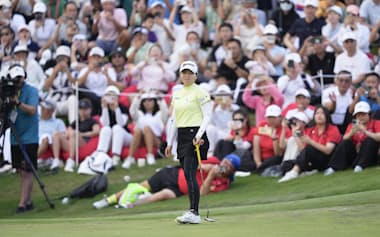 最終ラウンド、18番でパットを外す勝みなみ。プレーオフで敗れ米ツアー初優勝を逃した=共同