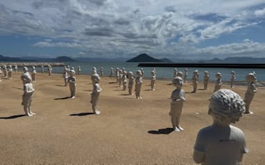 197体の子どもの像が世界の平和を祈る=リン・シュンロン「国境を越えて・祈り」(香川県土庄町)