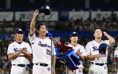 本拠地最終戦のセレモニーであいさつするヤクルトの高津監督(神宮)=共同