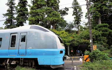 第一円覚寺踏切を通過する特急「鎌倉」。終着駅はもうすぐだ