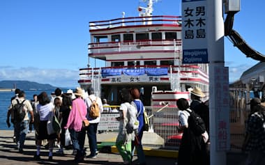 瀬戸芸開催中の高松港は船を待つ人の長い列ができる(13日、高松市)